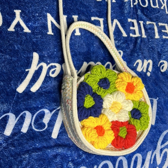 Flower patch work crossbody/handbag - Picture 3 of 6